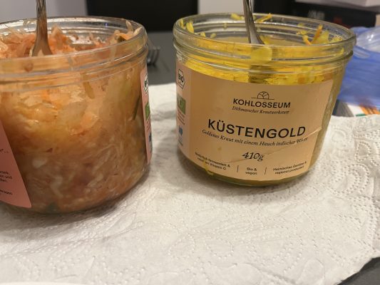 zwei Gläser Sauerkraut aus dem Kohlosseum Dithmarscher Krautwerkstatt auf dem Tisch im Huus Marie, gesundes Lebensmittel