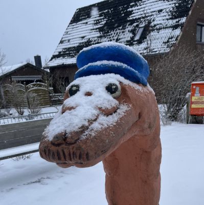 Schnee beschneite Wattwurmfigur Friedrichskoog Spitze