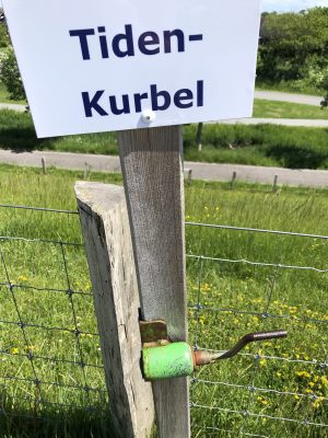 Die Tidenkurbel als lustige Idee einer Schautafel in Friedrichskoog-Spitze