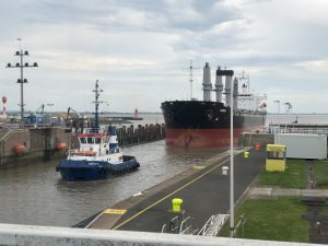 Containerschiff in der Schleuse Brunsbüttel am Nord-Ostsee-Kanal