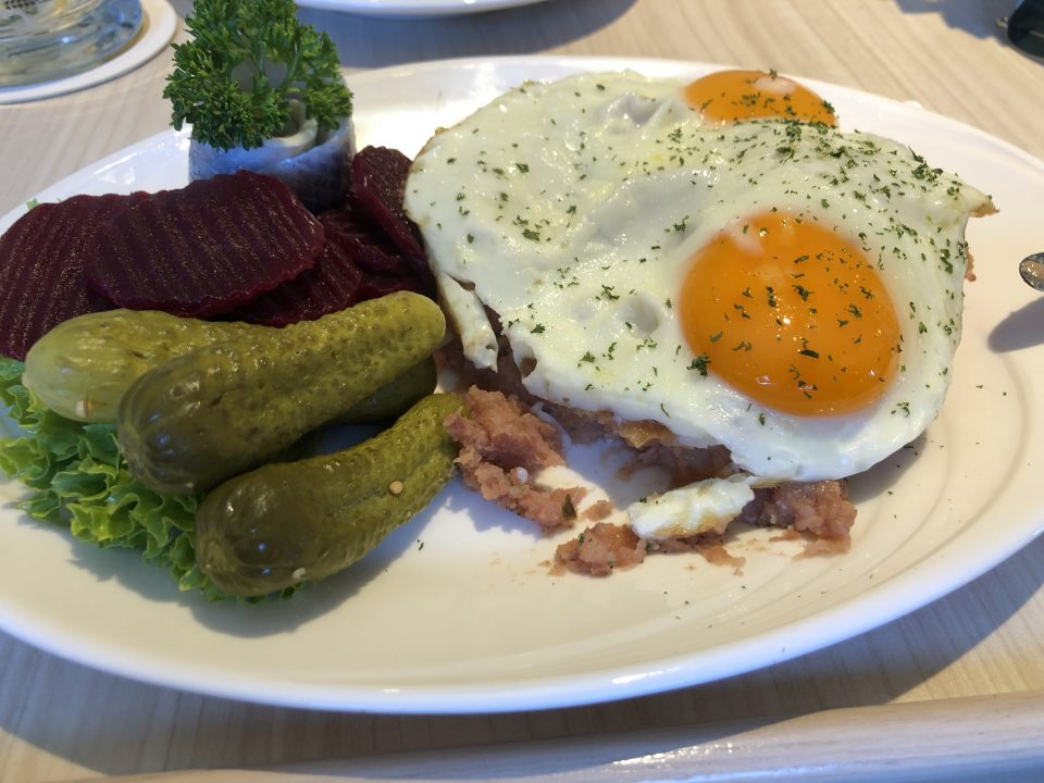 Labskaus auf der Überfahrt nach Helgoland Klassisch servierter Labskaus auf der Fähre nach Helgoland