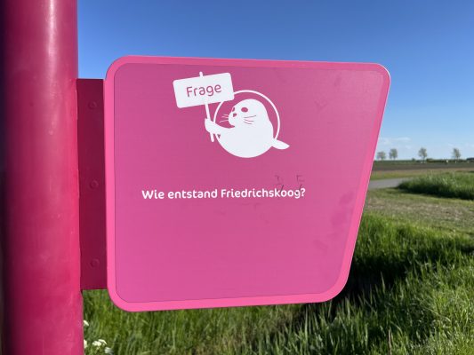 Schautafel am Erlebnisrundweg Friedrichskoog-Spitze mit der Frage wie Friedrichskoog entstand