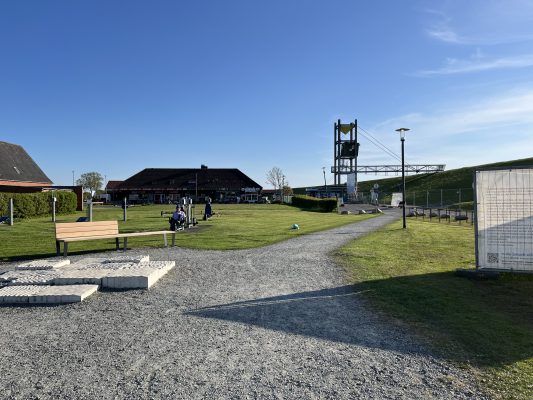 Strandhauptaufgang Friedrichskoog-Spitze im Zentrum mit Blick auf die Freiluft-Fitnessgeräte am Kurpark