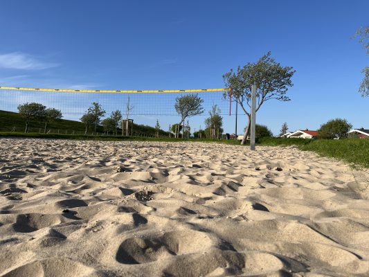 Beach-Volleyballplatz Kurparkanlage Friedrichskoog-Spitze, Perspektive von unten setzt Sand spannend in Szene