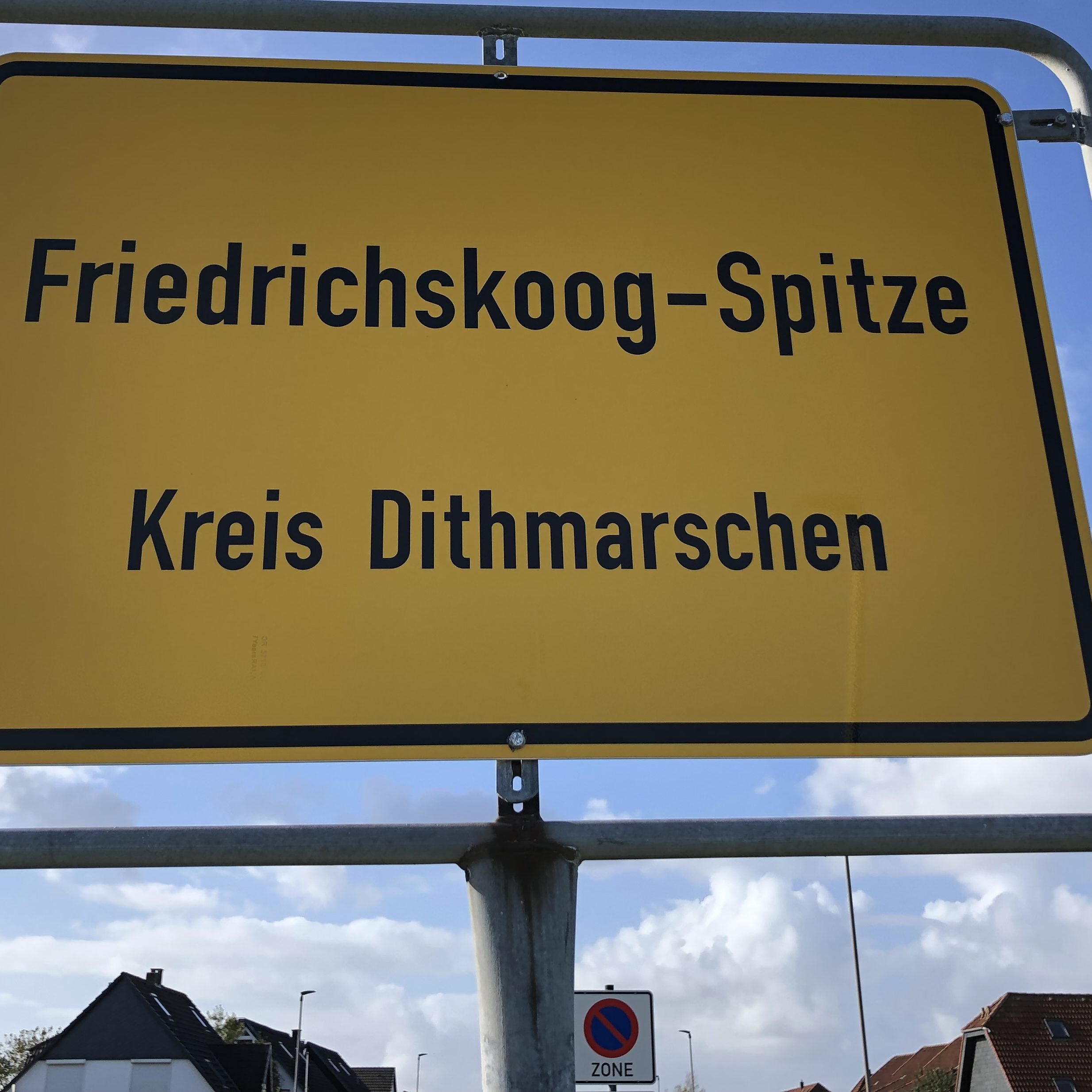 Gelbes Ortsschild Friedrichskoog-Spitze Kreis Ditmarschen