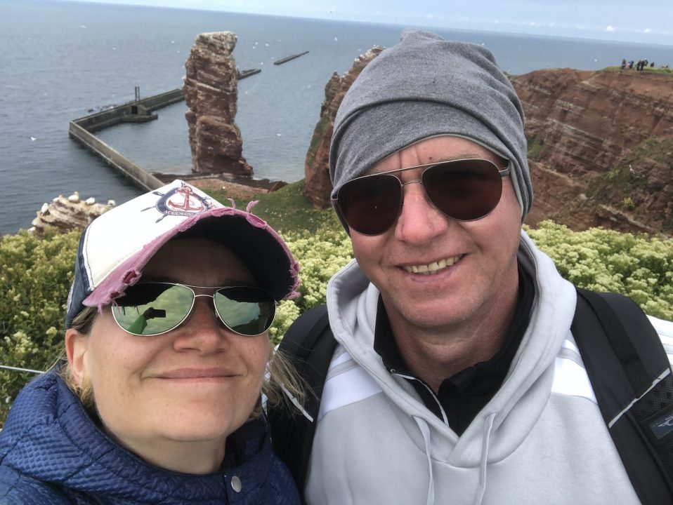 Lange Anna auf Helgoland Selfie eines Ehepaars vor der Langen Anna auf Helgoland