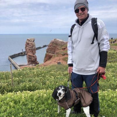 Mann mit Hund Marie auf Helgoland vor der Langen Anna