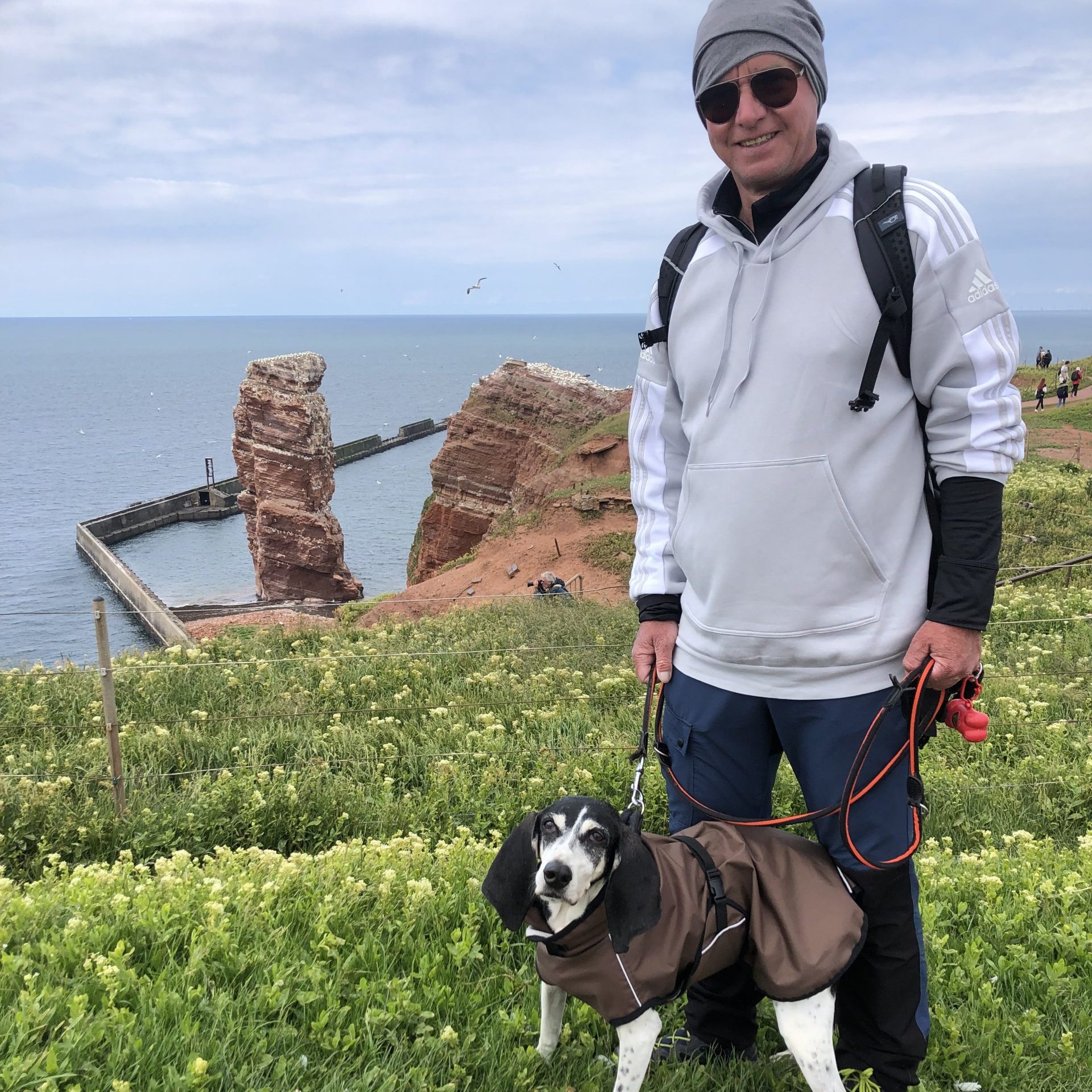 Mann mit Hund Marie auf Helgoland vor der Langen Anna