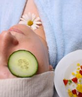 spa.jpg Eine Frau liegt im Spa mit Gurkenscheibe auf dem Gesicht.