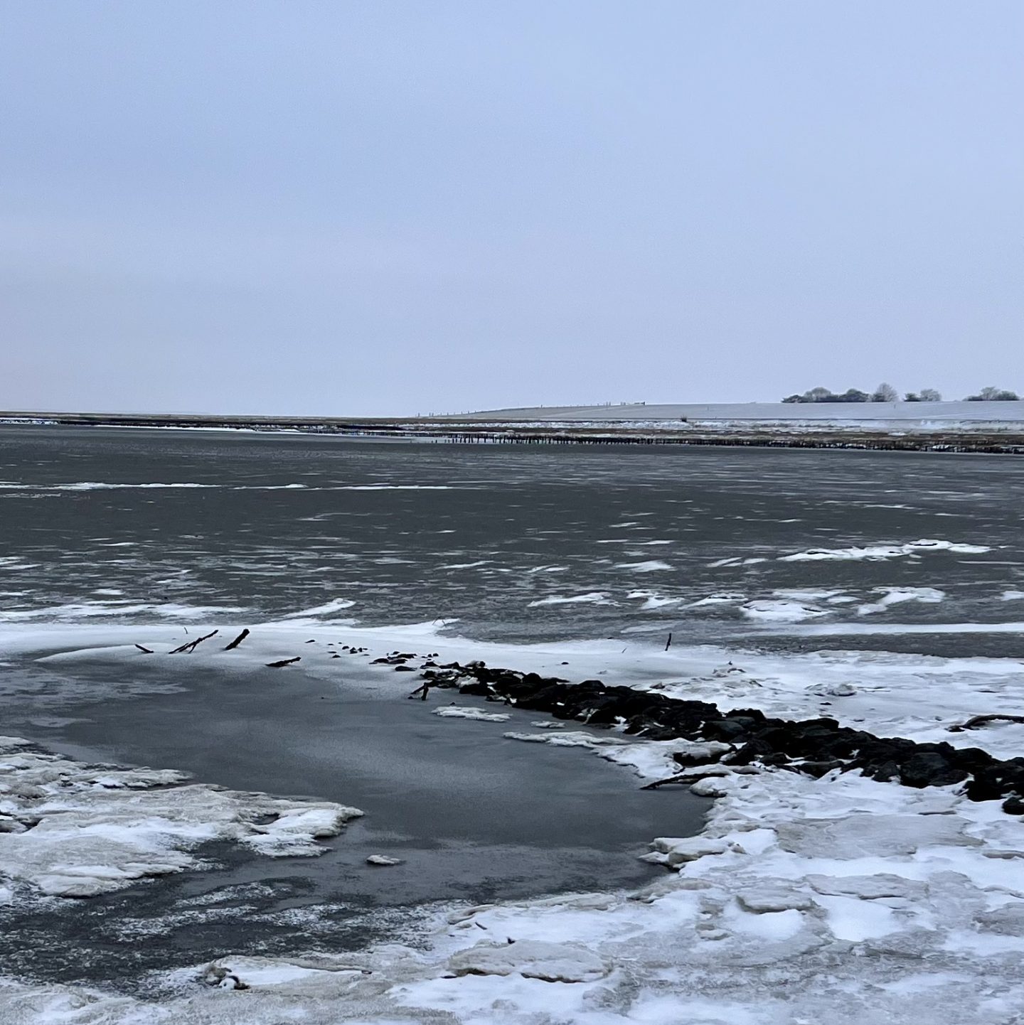Blick ins eisige Wattenmeer