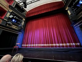 Theaterbühne mit rotem Vorhang – Veranstaltungen und Kultur in der Region Friedrichskoog