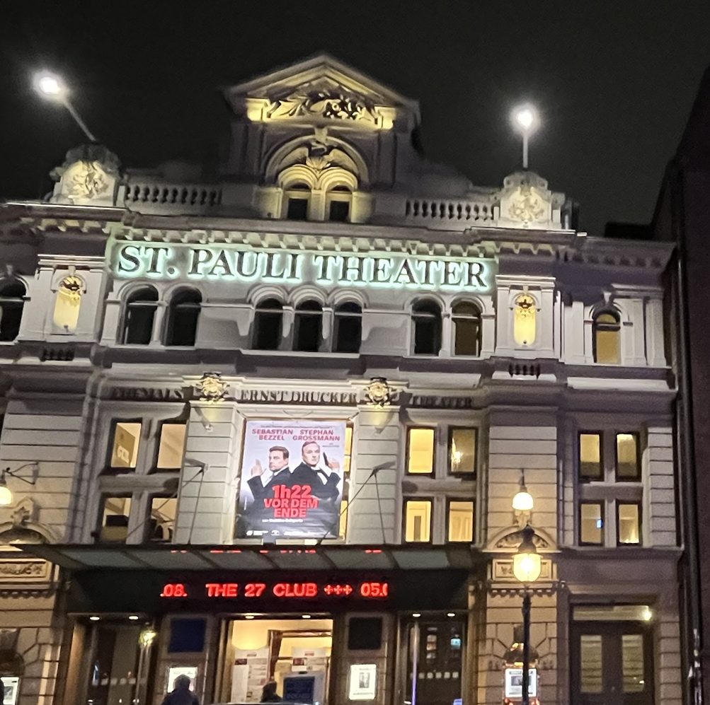 Blick auf Davidwache und St. Pauli Theater an der Reeperbahn in Hamburg
