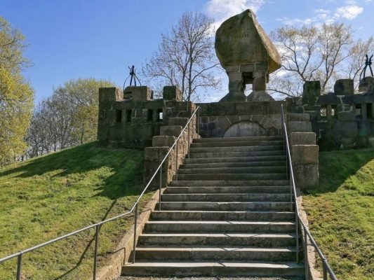 Treppenaufgang zur Dusenddüwelswarf bei Hemmingstedt in Dithmarschen