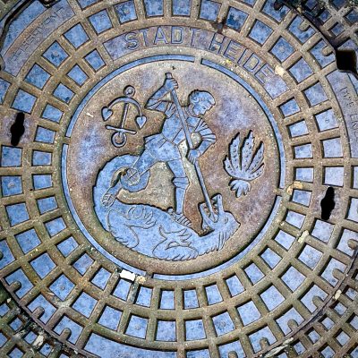 Reliefplatte mit Symbolen zur Geschichte der Bauernrepublik Dithmarschen