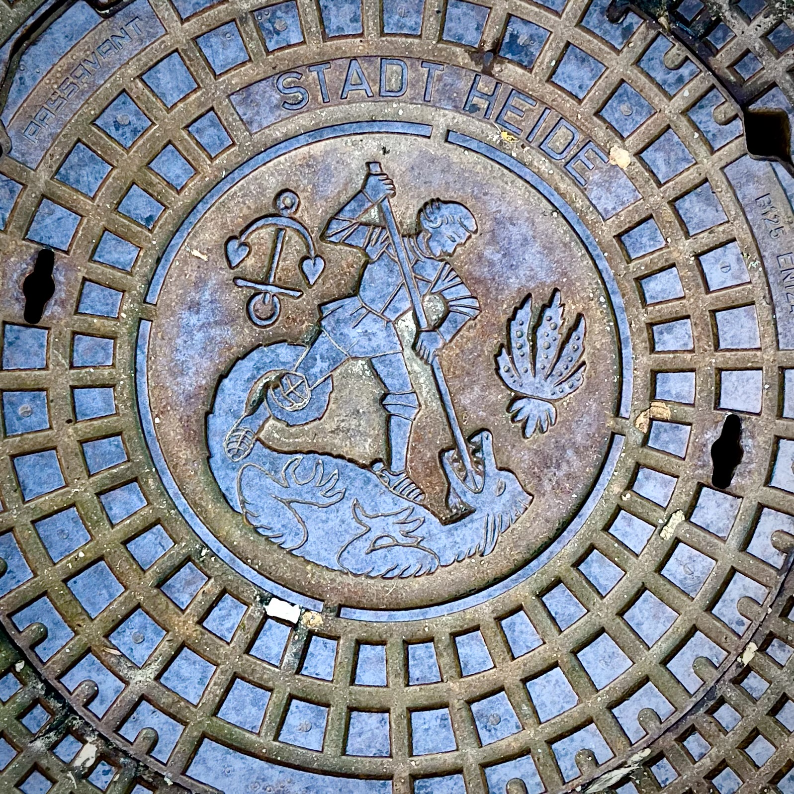 Reliefplatte mit Symbolen zur Geschichte der Bauernrepublik Dithmarschen