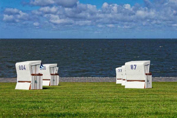 Strandkörbe in Friedrichskoog-Spitze an der Nordsee als ruhiger Ausgleich zum Wacken Open Air
