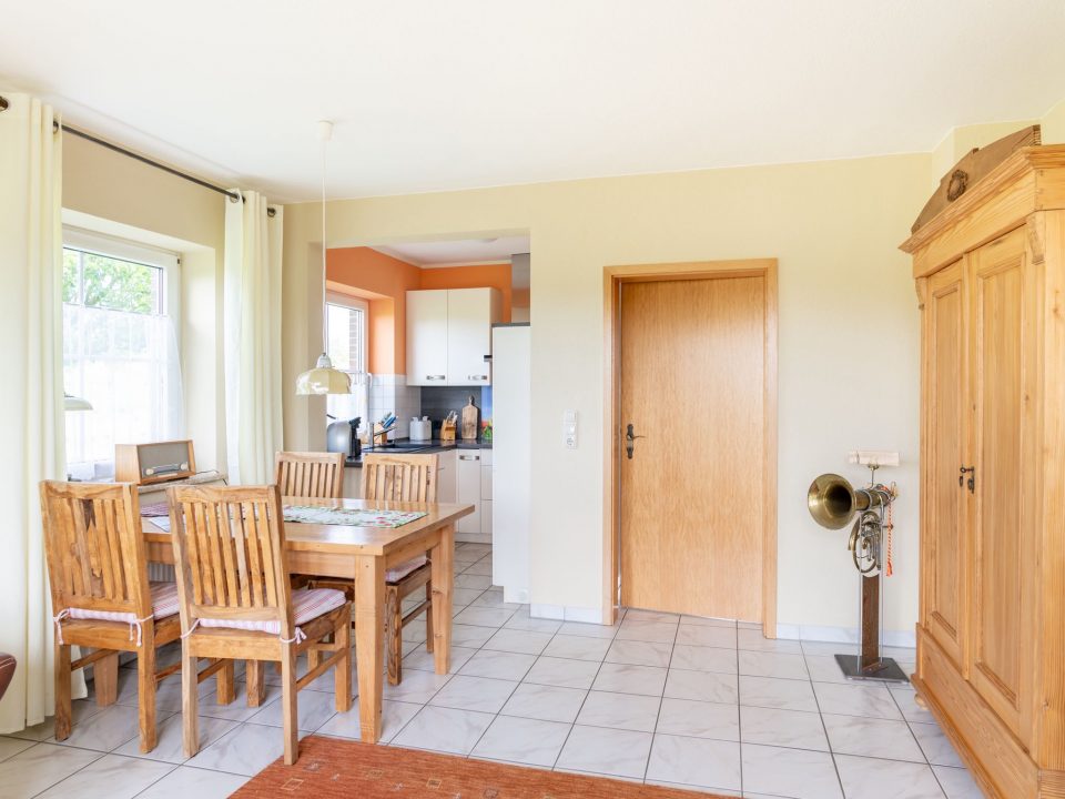 Blick vom Wohnzimmer in die offene Küche Ferienhaus Wellenrauschen Friedrichskoog-Spitze