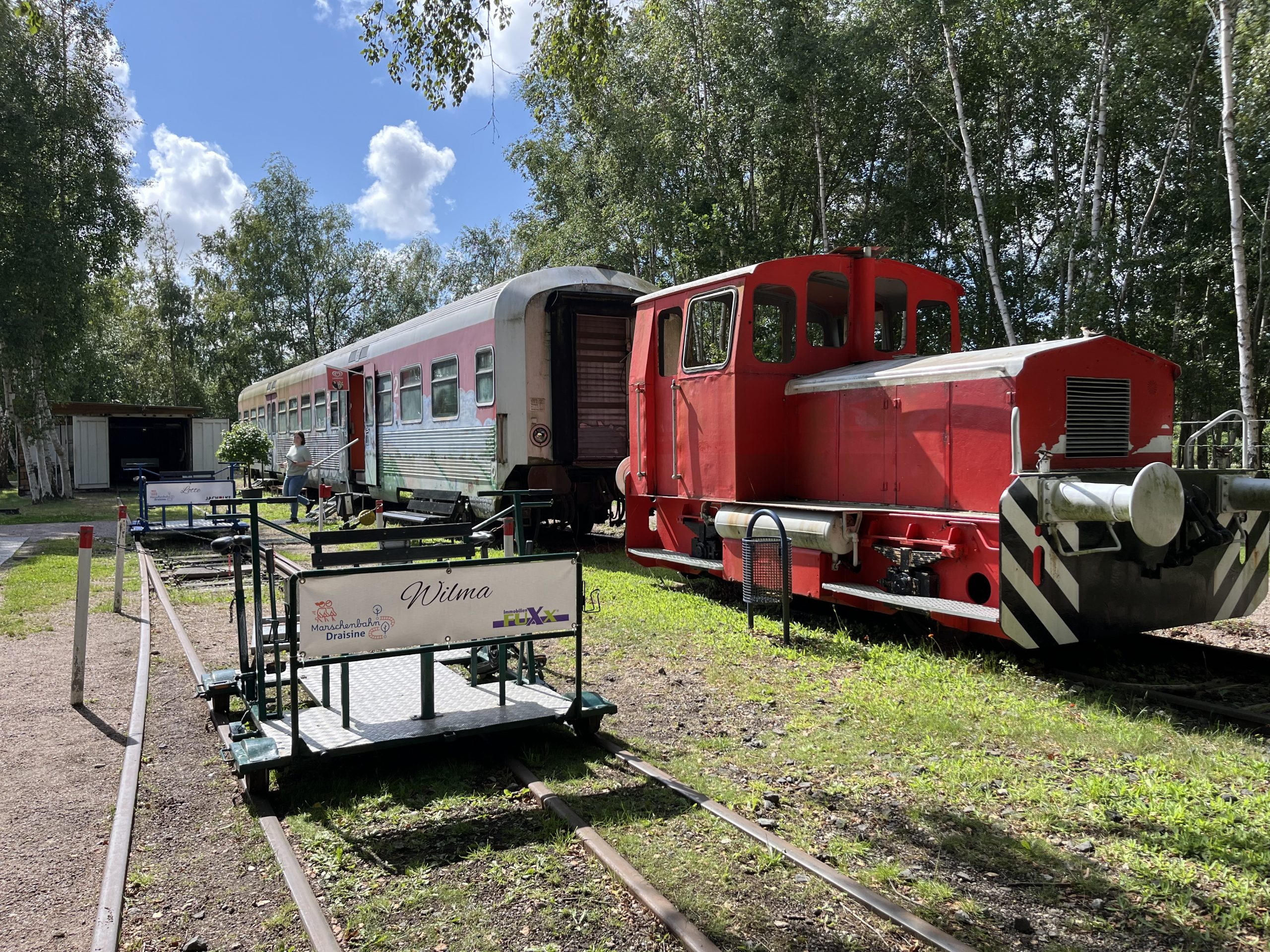 Alte Lok und Waggon bilden die szenische Endstation der Draisinentrasse zwischen Marne und St. Michaelisdonn in Dithmarschen