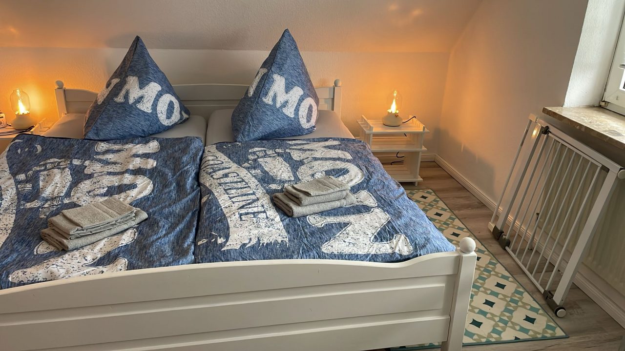 Gemütliches Schlafzimmer im Ferienhaus Huus Marie Luv in Friedrichskoog-Spitze