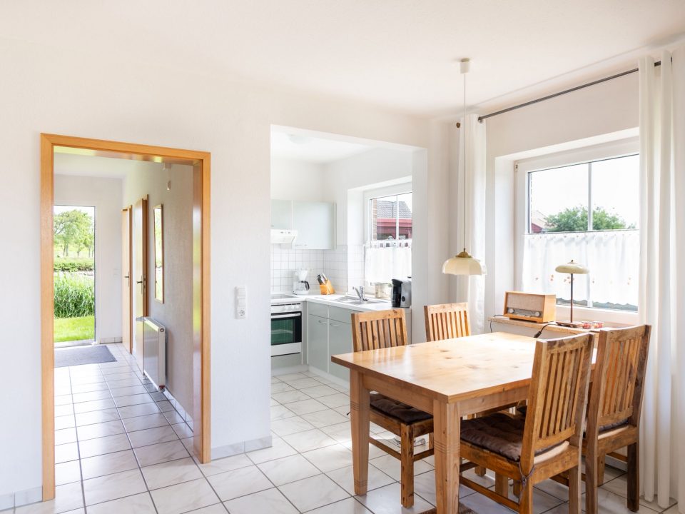 Offener Wohn- und Küchenbereich im Ferienhaus Huus Marie Dünengras