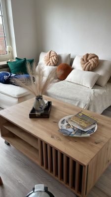 Gemütliches Sofa im Wohnzimmer von Huus Marie Luv