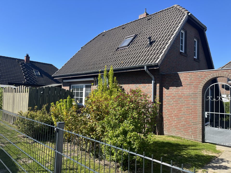 Außenansicht des umzäunten Ferienhauses Huus Marie Luv in Friedrichskoog-Spitze