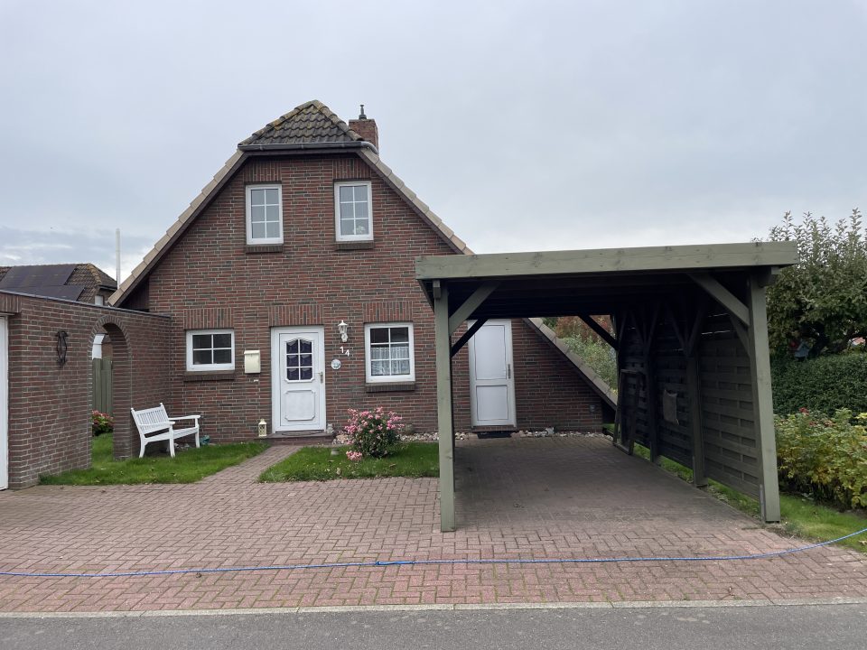 Außenansicht des Ferienhauses Huus Marie Luv mit Carport
