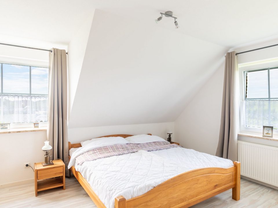 Schlafzimmer mit Doppelbett im Ferienhaus Huus Marie Wellenrauschen