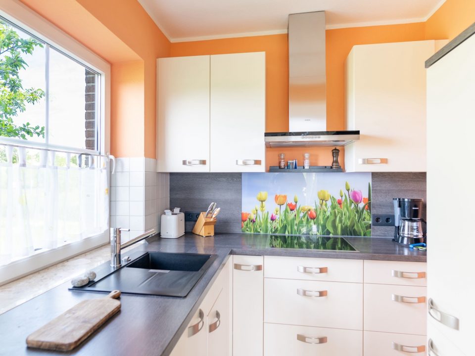 Helle Küche im Ferienhaus Huus Marie Wellenrauschen in Friedrichskoog-Spitze