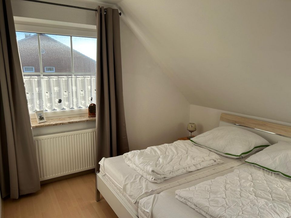 Helles Schlafzimmer im Ferienhaus Huus Marie Dünengras in Friedrichskoog-Spitze