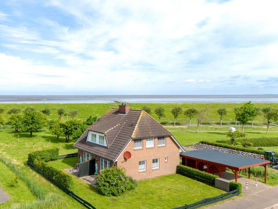 Blick auf die Ferienhäuser Huus Marie und die Nordseelandschaft in Friedrichskoog-Spitze
