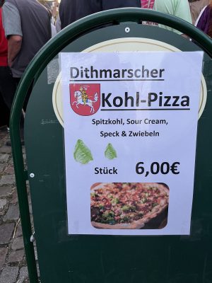 Dithmarscher Kohl-Pizza mit Spitzkohl Speck und Zwiebeln